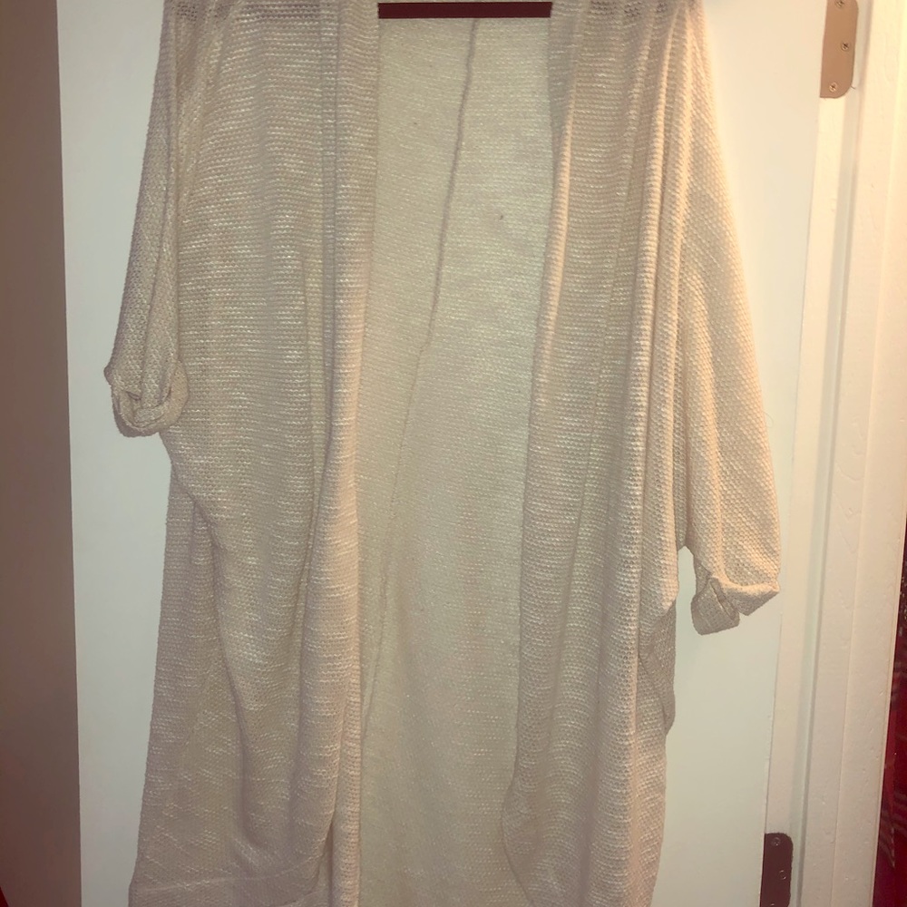 Cream / odd white cardigan quarter sleeve size M